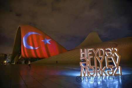 Heydər Əliyev Mərkəzi və Bakı Olimpiya Stadionu Türkiyə bayrağına büründü