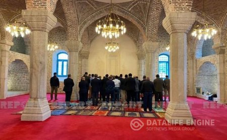Türkiyə və Pakistan parlamentlərinin sədrləri Şuşa məscidində namaz qılıblar