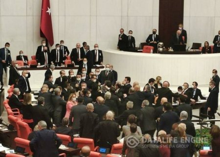 Türkiyə parlamentində deputatlar arasında dava düşdü